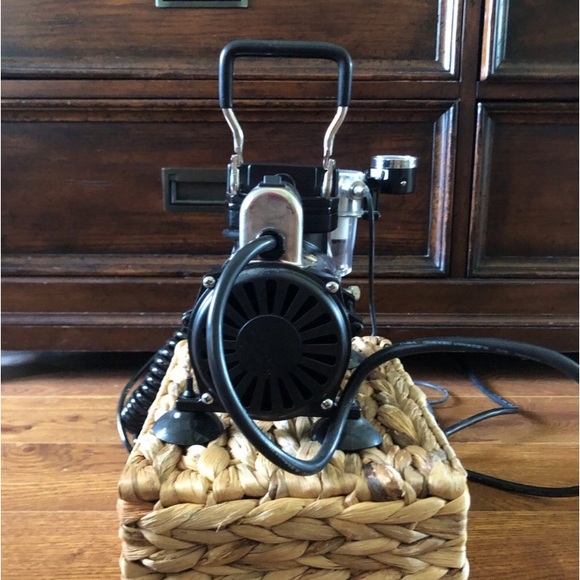 Iwata airbrush compressor - Picture 9 of 9